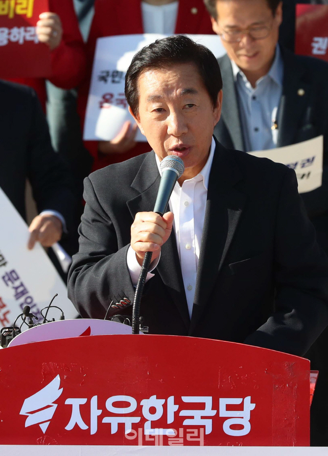 [포토]김성태 자유한국당 원내대표 ‘가짜 일자리·고용세습 규탄’