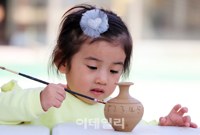 [포토] 어린 도예공(?)