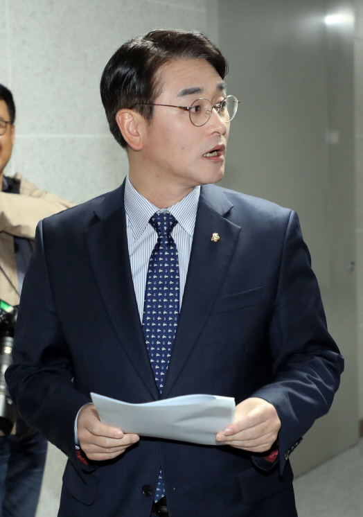 "당신은 도덕책" '정치하는 엄마들' 박용진 의원 가입에 반색
