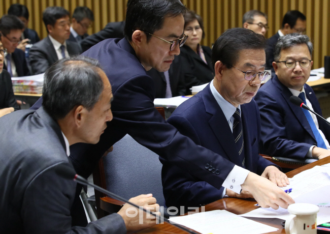 [포토]답변 자료 전달받는 박원순 서울시장