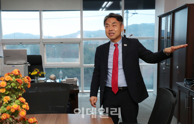 [포토]기자들과 이야기 나누는 김창수 남북공동연락사무소 부소장