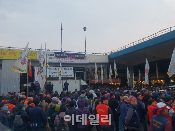 '네 번째 강제집행' 앞둔 구 노량진 시장…충돌 앞두고 '초긴장'