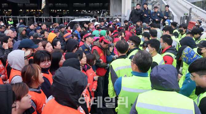 [포토]대치하는 구시장 상인들과 법원 관계자들