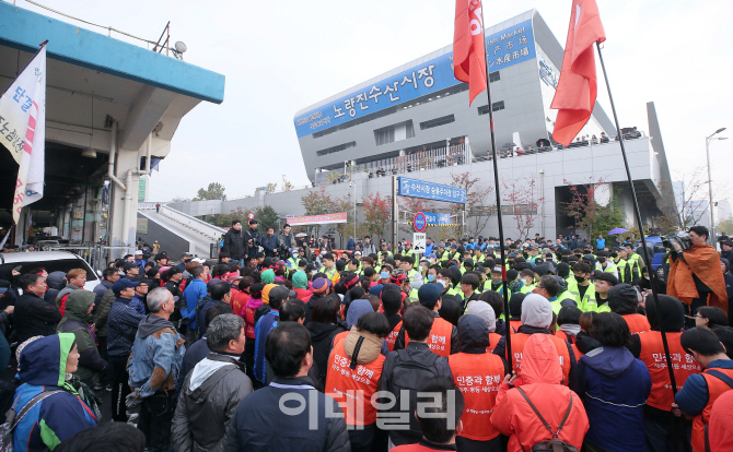 [포토]대치중인 구시장 상인들과 법원 관계자들