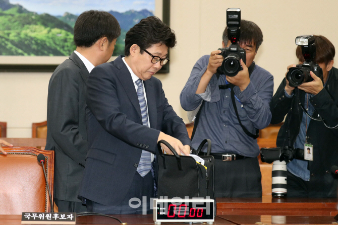 [포토]'짐싸서 나서는 조명래 후보자'