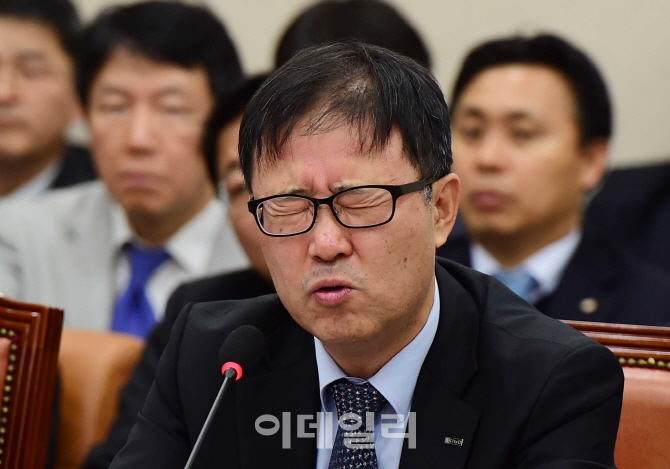 [포토]눈감은 정윤모 이사장