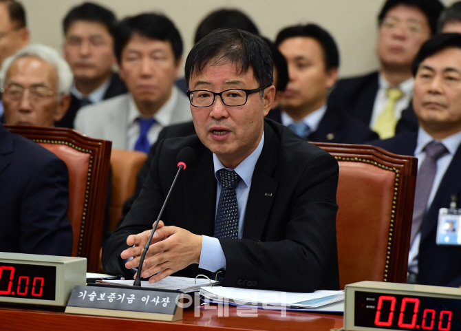 [포토]답변하는 정윤모 기보 이사장