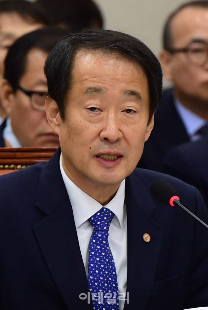 [포토]질의 답변하는 김흥빈 소진공 이사장