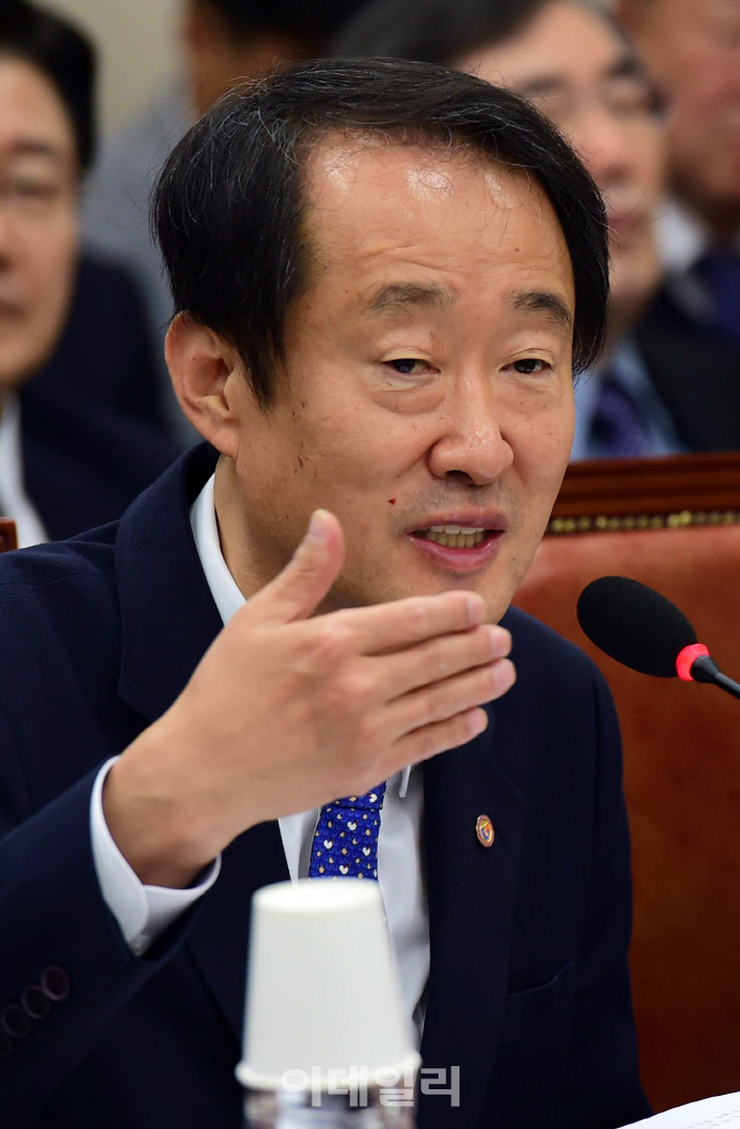 [포토]답변하는 김흥빈 이사장