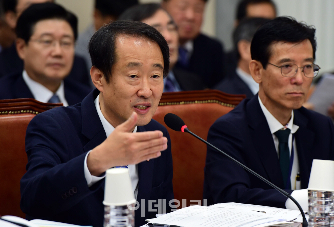 [포토]답변하는 김흥빈 소진공 이사장