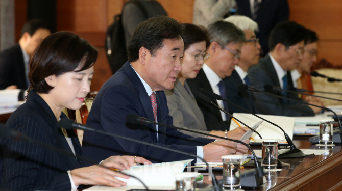 [포토]'국가산학연협력위원회' 1차 회의 주재하는 이낙연 총리
