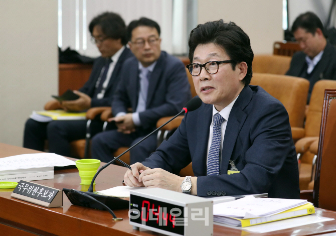 [포토]답변하는 조명래 후보자