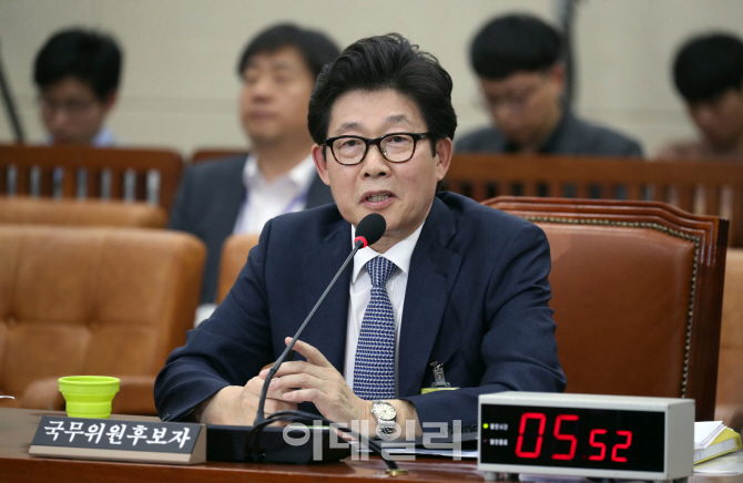 [포토]답변하는 조명래 환경부 장관 후보자