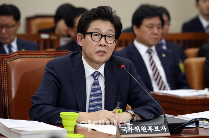 [포토]질의 답변하는 조명래 환경부 장관 후보자