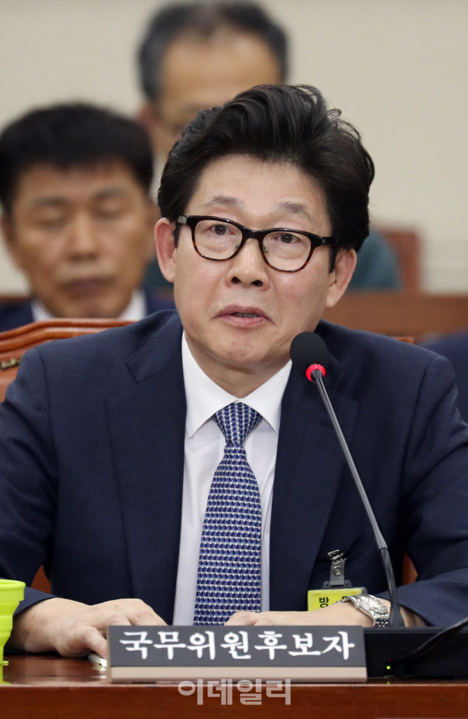 [포토]질의 답변하는 조명래 후보자