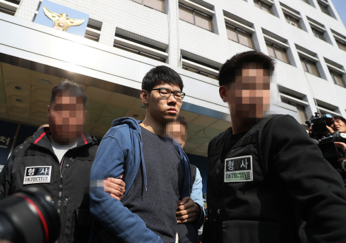 경찰 'PC방 살인'김성수 형제 휴대전화 포렌식…"동생 피의자 전환 계획 없어"