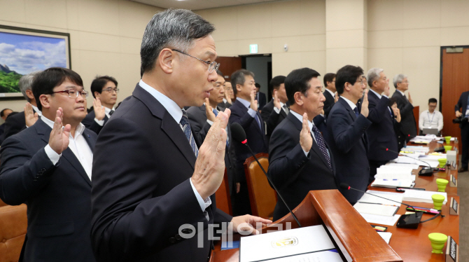 [포토]환경노동위원회 국정감사 선서하는 피감기관 대표자들