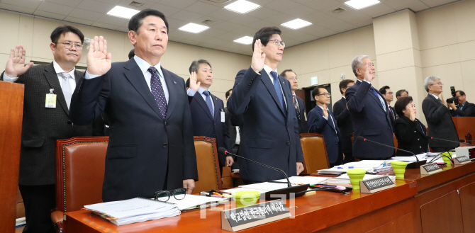 [포토]환노위 국정감사 선서하는 피감기관 대표자들