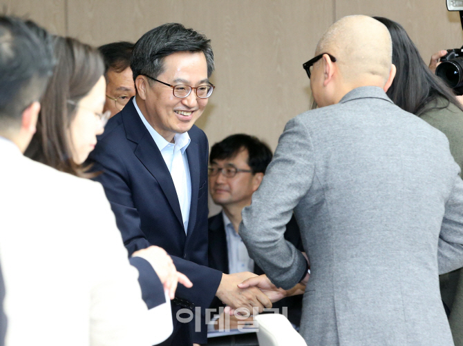 [포토]참석자들과 인사 나누는 김동연 부총리