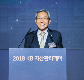 윤종규 KB금융 회장 “고객과 소통 강화하겠다”
