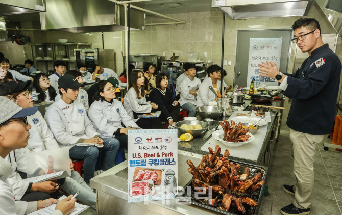 [포토]미국산 스페어립을 이용한 돼지 왕관 오븐 요리를 설명하고 있는 정성구 셰프