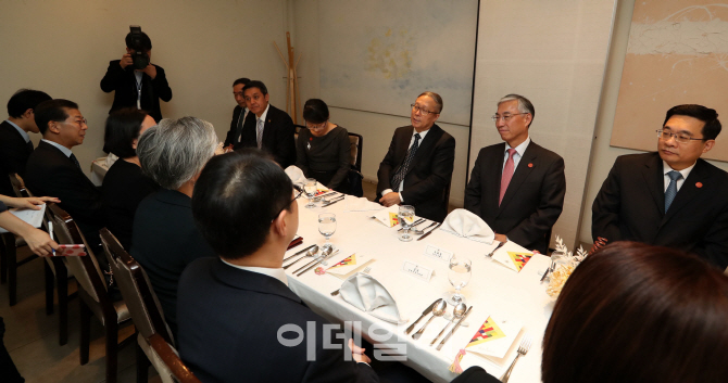 [포토]강경화 외교장관, 리훙중 중국 톈진시 당서기 오찬회담