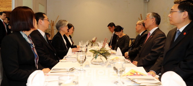 [포토]오찬회담 갖는 강경화 장관-리훙중 중국공산당 중앙정치국 위원 겸 톈진시 당서기