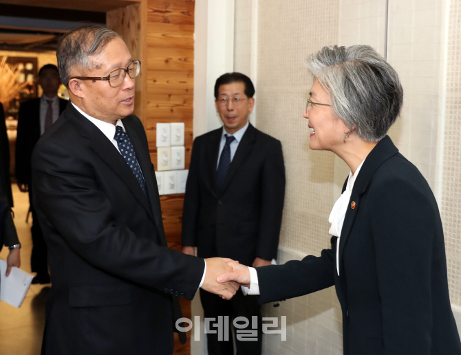 [포토]악수하는 강경화 외교부 장관-리훙중 중국공산당 중앙정치국 위원 겸 톈진시 당서기