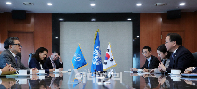 [포토]리우전민 UN 사무차장과 양자회담하는 김부겸 장관