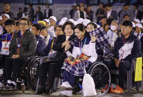 김정숙 여사 “장애인, 어떤 사람을 설명하는 첫 단어 될 수 없다”