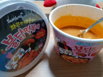 매콤달콤 ‘까르보 불닭떡볶이’ 먹어보니