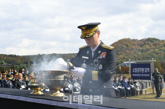 [포토]'순직 소방공무원 추모식'에서 분향하는 조종묵 소방청장