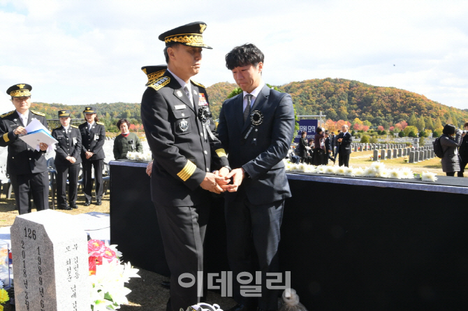 [포토]'순직 소방공무원 추모식'에서 유가족 위로하는 조종묵 소방청장