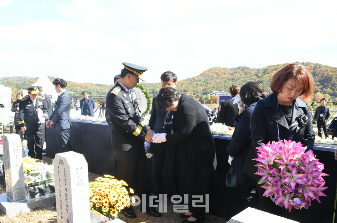 [포토]조종묵 소방청장, '순직 소방공무원 추모식'에서 유가족 위로