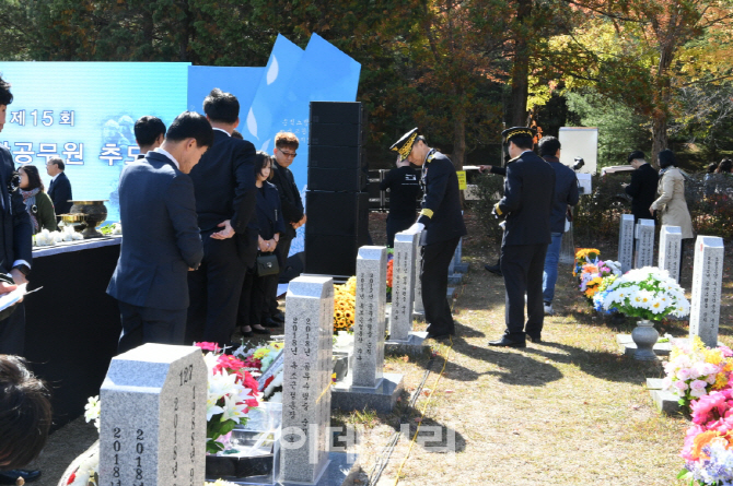 [포토]순직 소방관 비석 닦는 조종묵 소방청장
