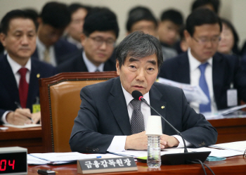 윤석헌 “무차입 공매도 ‘특별전담팀’ 구성 바람직…금융위와 논의”