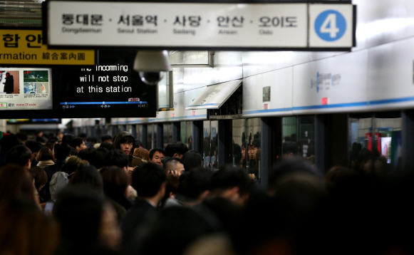 지하철 4호선 이촌역 근처서 고장…출근길 1시간 이상 지연