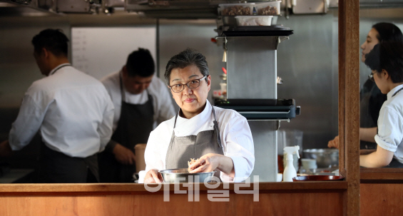 [식품e사람]'한식 대모(大母)' 조희숙 셰프, "한식, 틀에 가둬선 안 돼"