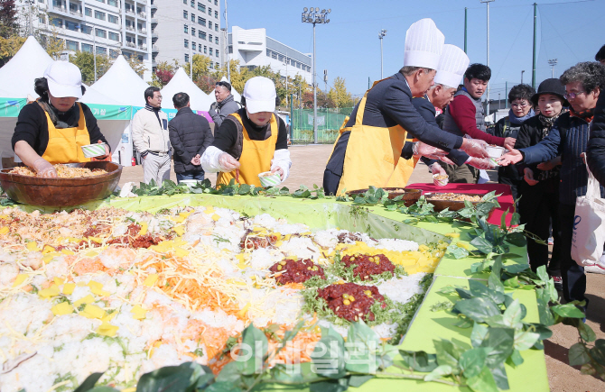 [포토]'한우 숯불구이 축제, 육회 비빔밥 나눔해요'