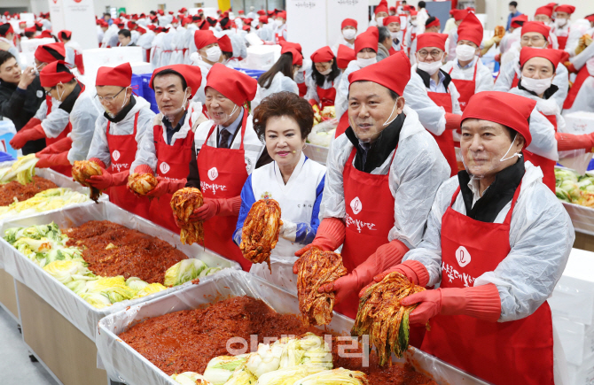 [포토]롯데그룹 임직원들, '정성의 손길'로 김장김치 담궈