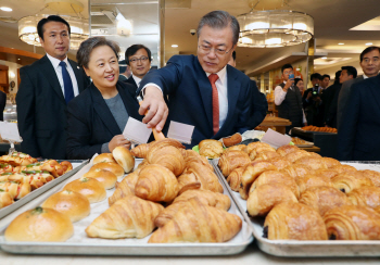 경제지표 비상등에 文대통령 “대통령 책임 같아 마음 무겁다”(종합)