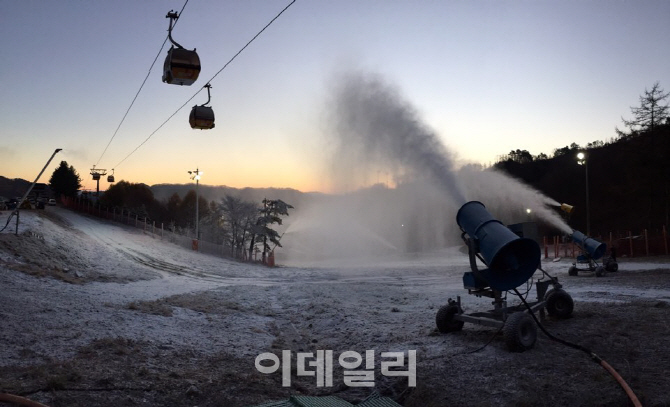 '반가운 추위' 강원도 평창, 스키장 인공 제설 시작