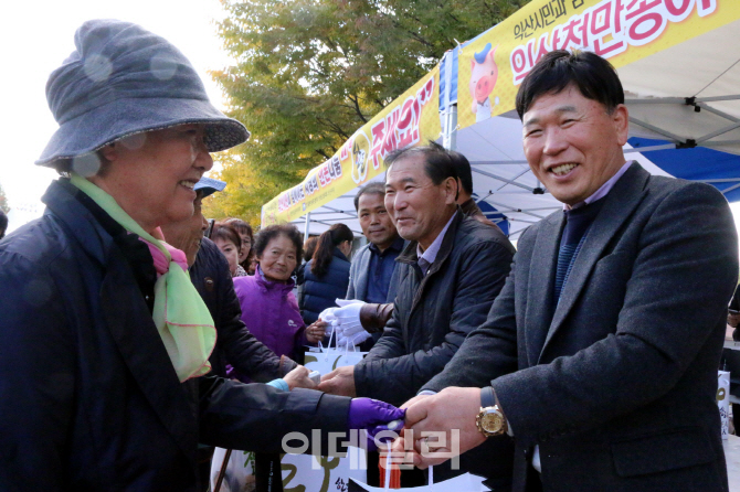 [포토]  익산천만송이국화축제에서 한돈 홍보