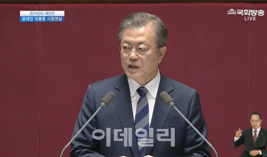 文대통령 “거시 경제상황 안정적 관리…보완적인 노력 더 강화”(속보)