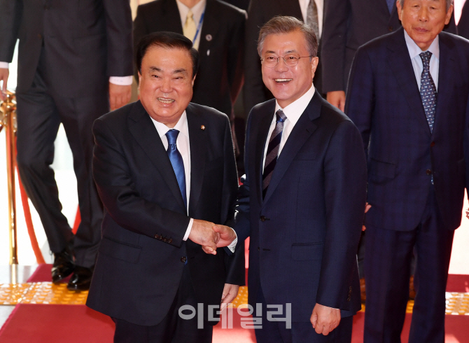 [포토]문재인 대통령, 문희상 국회의장과 악수