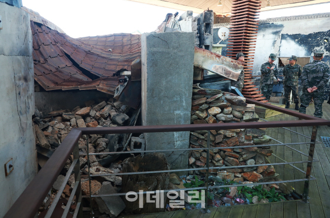 [포토]연평도 포격 안보교육관 둘러보는 해병대원들