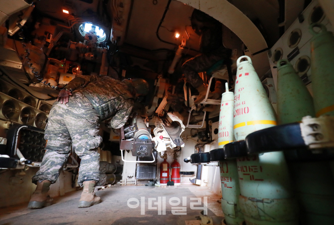 [포토]9.19 남북군사합의 첫날, 포격훈련하는 해병대원들