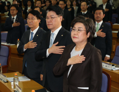 文대통령 협조 당부한 날…여야, 예산안 신경전 본격화