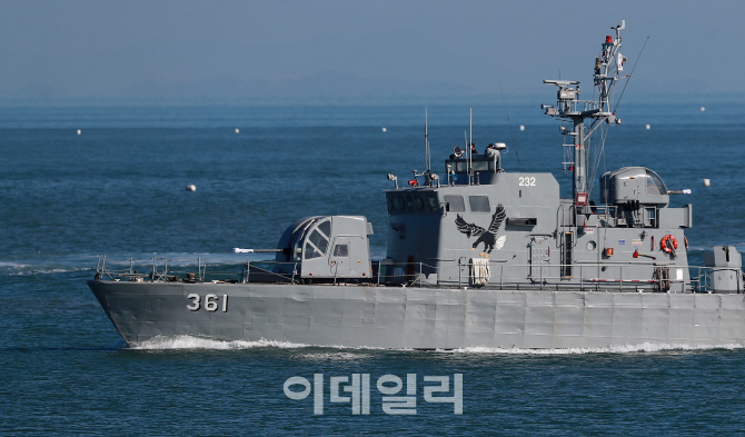 [포토]남북적대행위 중단, 포신에 덮개 씌운 우리 고속정