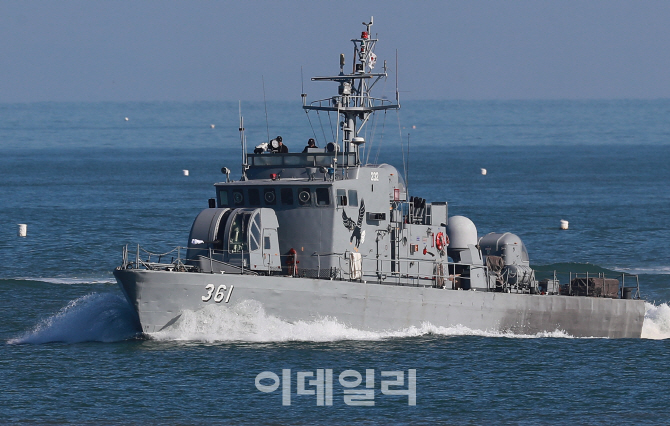 [포토]포신에 덮개 씌운 우리 고속정